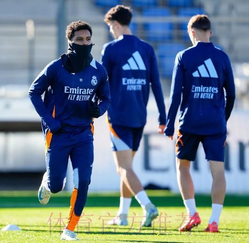皇马今日进行日常训练 本泽马已回归球队合练